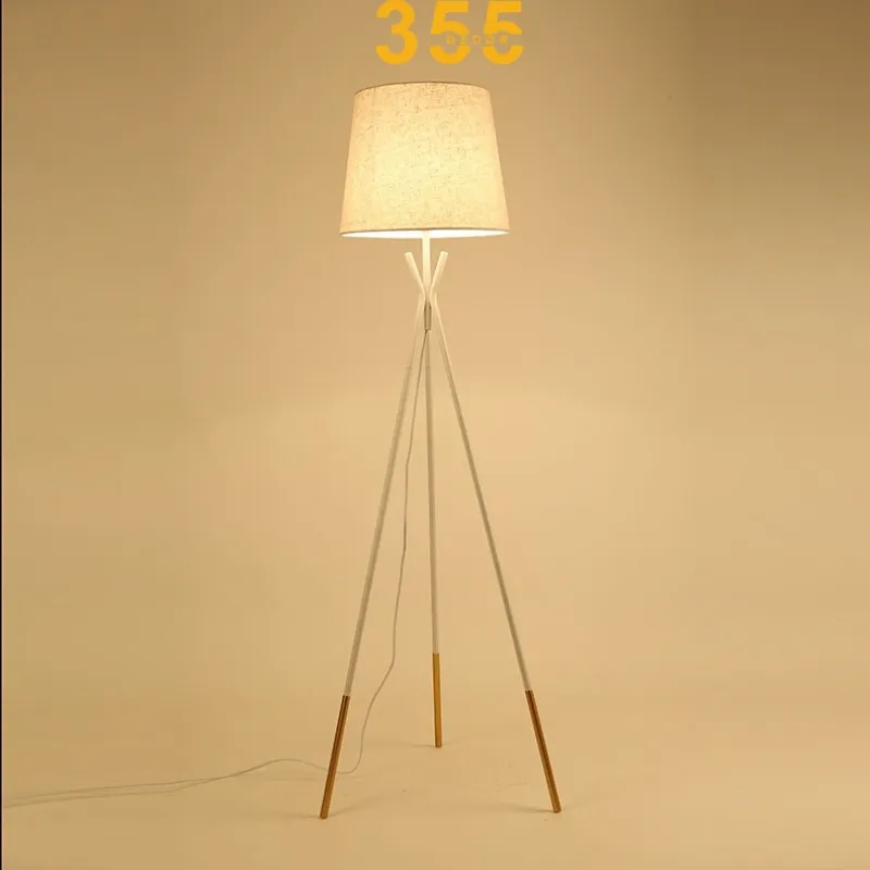 Đèn Đứng DD3032 2 Đèn Đứng DD3032 phiên bản màu trắng, thiết kế ba chân thanh lịch, chao vải