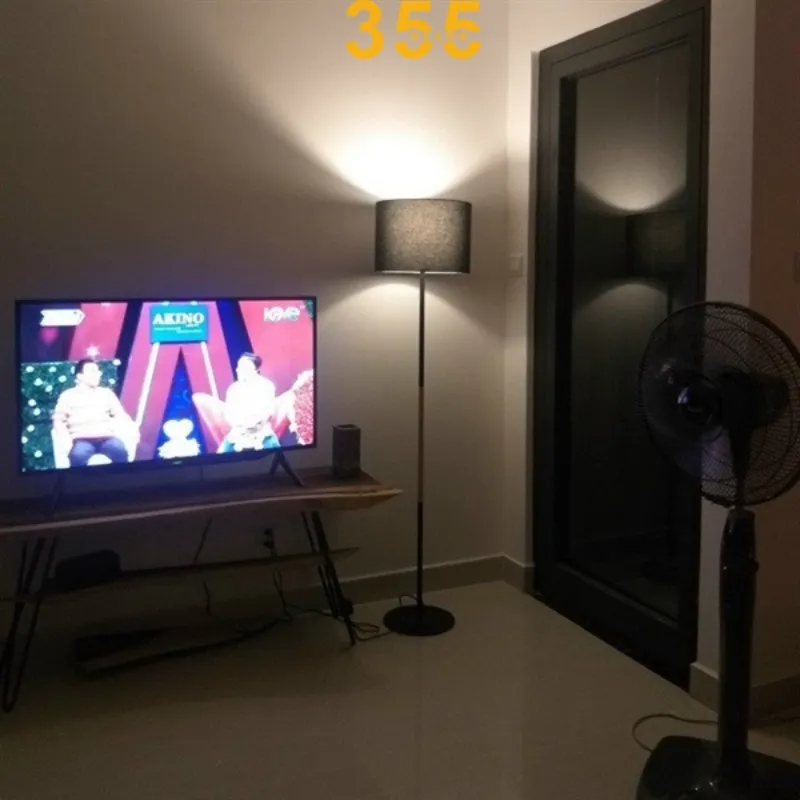 Ánh sáng ấm áp từ đèn với bóng E27 qua chao vải, thân sắt phối gỗ