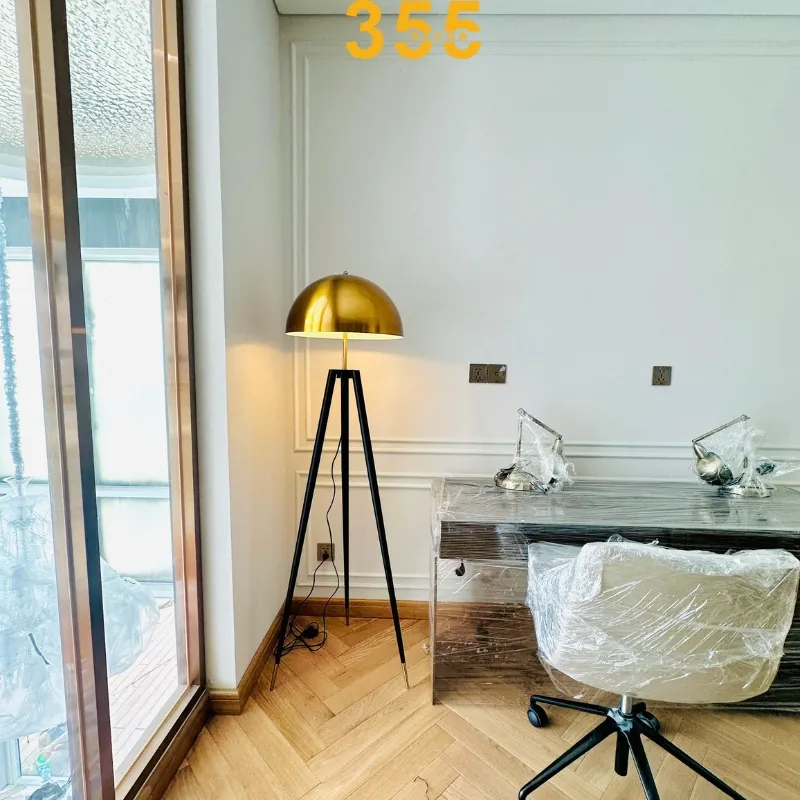 Đèn Đứng DD32 2 Vẻ đẹp nghệ thuật của Đèn Đứng DD32 với thiết kế ba chân sắt đen và chao "nấm vàng"