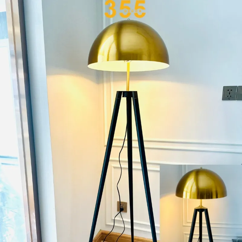 Đèn Đứng DD32 3 Cận cảnh chi tiết chao đèn hình nón bằng hợp kim mạ vàng sang trọng