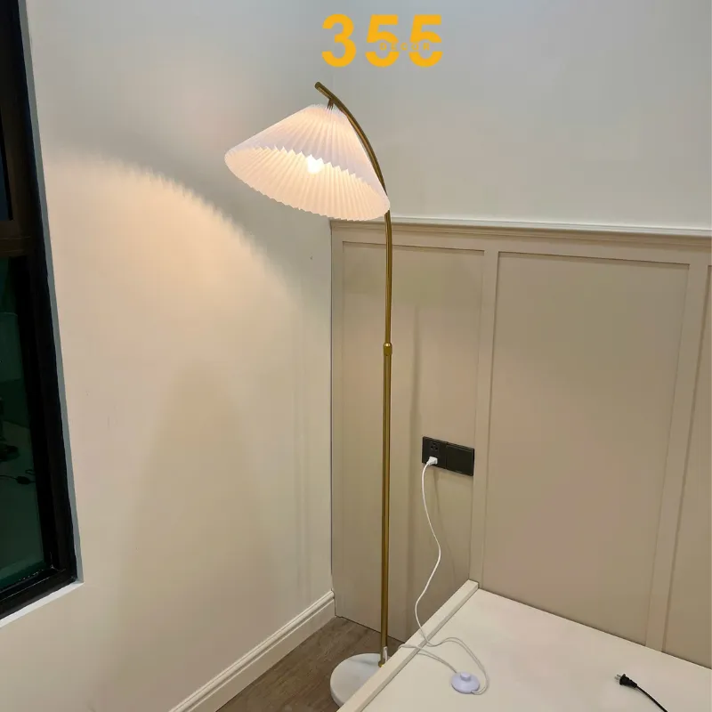 Đèn Đứng DD17 3 Ảnh Đèn khi được bật sáng, thể hiện hiệu ứng ánh sáng