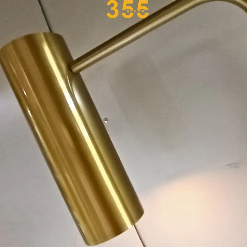 Đèn Đứng DD19 2 Cận cảnh chi tiết chao đèn ống và thân hợp kim mạ vàng của Đèn Đứng DD19