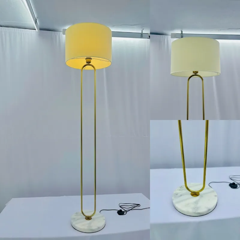 Cận cảnh chi tiết chao đèn vải và thân đèn mạ vàng 2 nhánh độc đáo